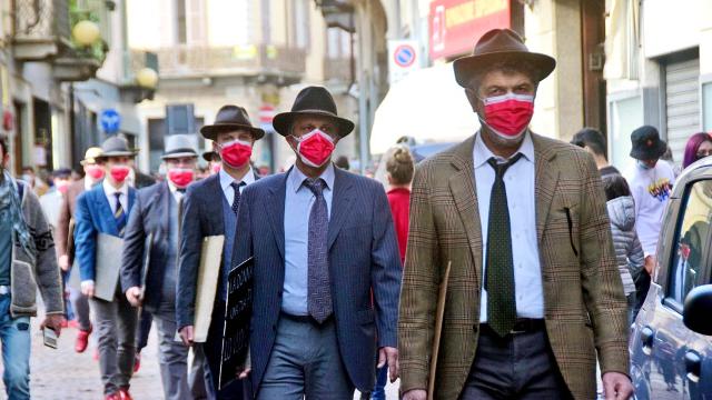 Violenza sulle donne: a Biella uomini in marcia con scarpe e mascherine rosse, per dire basta!