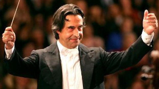 A 9 anni al Teatro Massimo di Palemo dirige insieme al maestro Muti
