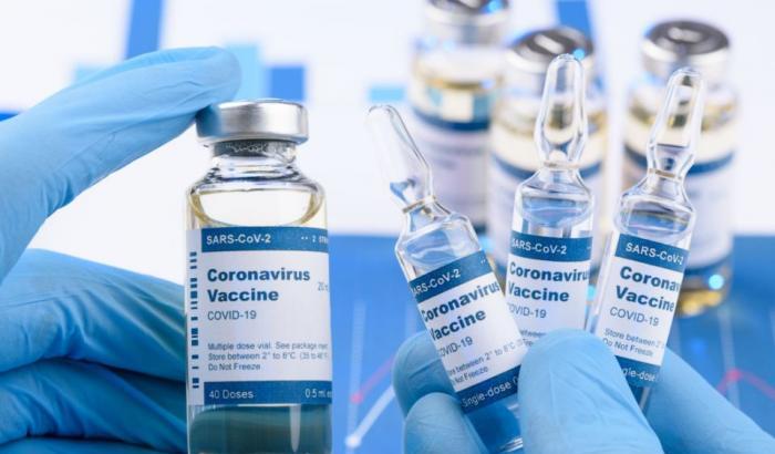 Vaccino Astrazeneca, AiFA dispone la sospensione del lotto ABV2856. Campioni saranno analizzati dall’Iss