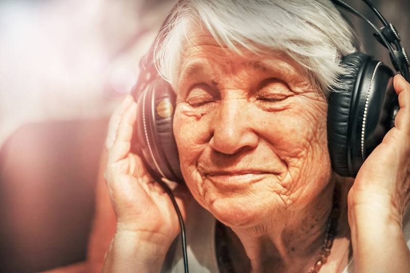 Musica, migliora il sonno delle persone anziane