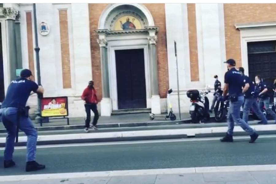 Roma, ghanese con coltello a Termini: agente spara per fermarlo