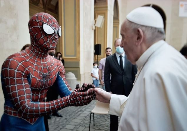 Papa Francesco abbraccia Spiderman, che regala sorrisi ai bambini malati