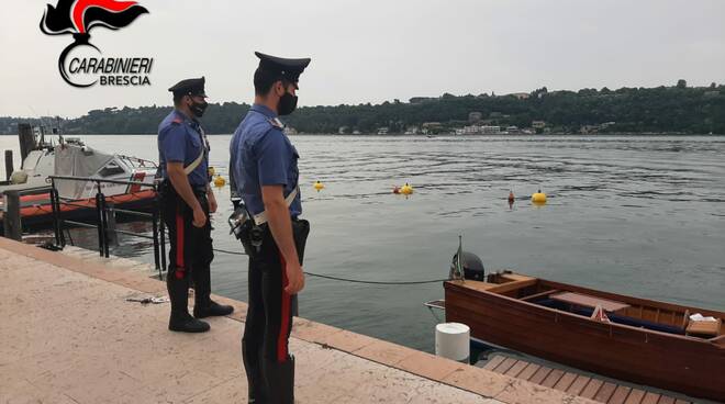 Lago di Garda, trovato un morto su una barca. Una ragazza dispersa. Indagati due tedeschi