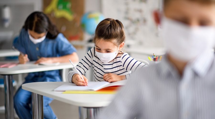 Vaccini a scuola, i presidi: «Obbligo per prof e studenti, basta Dad o sarà disobbedienza civile»