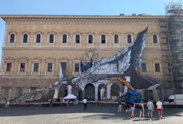 A Roma, a Piazza Farnese, una spettacolare installazione dell’artista francese Jr