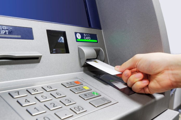 Lecce, ucciso al bancomat davanti agli occhi della moglie