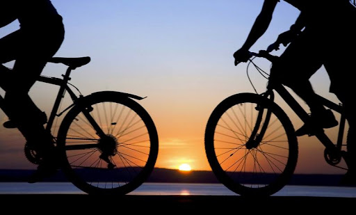 Giovane di 21 anni, travolto in bici all’uscita da un locale