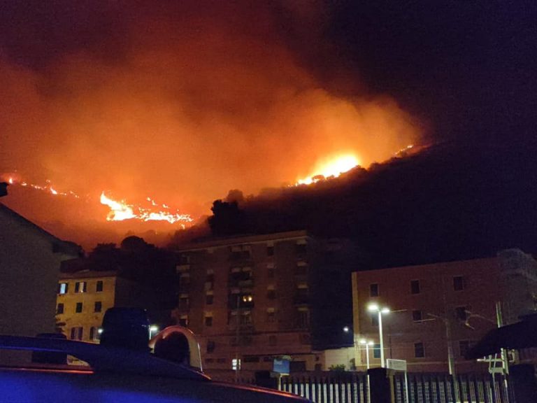 Allarme incendi nel Lazio, Zingaretti firma lo stato di calamità fino al prossimo 30 settembre