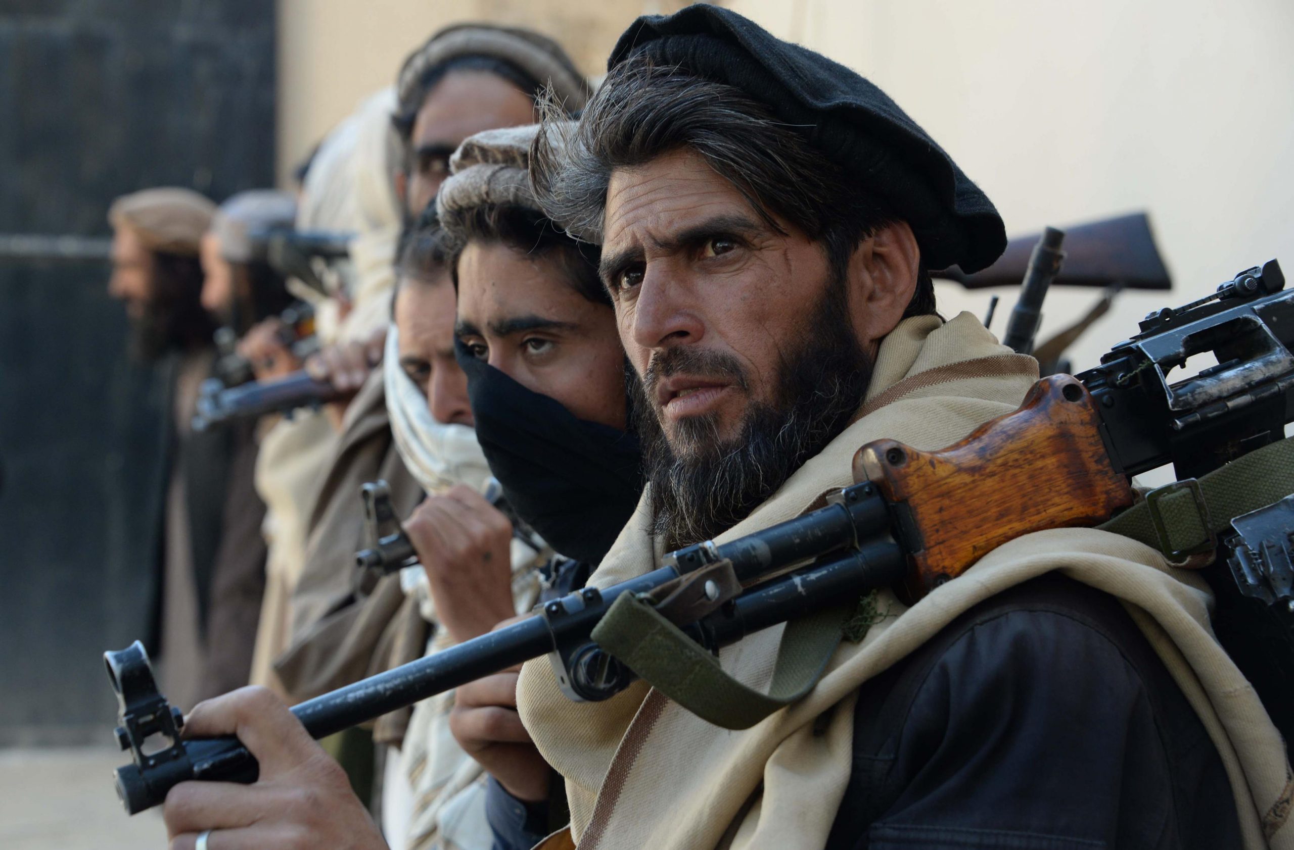 Almeno 3 morti nella calca all’aeroporto di Kabul. Baradar e gli altri capi talebani arrivati in città