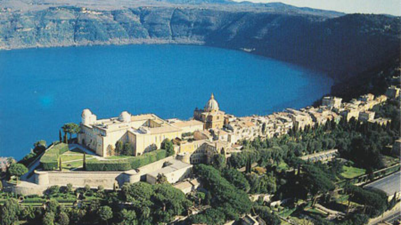 Elemosiniere, Papa dona 15mila gelati a detenuti e porta poveri in vacanza a Castel Gandolfo