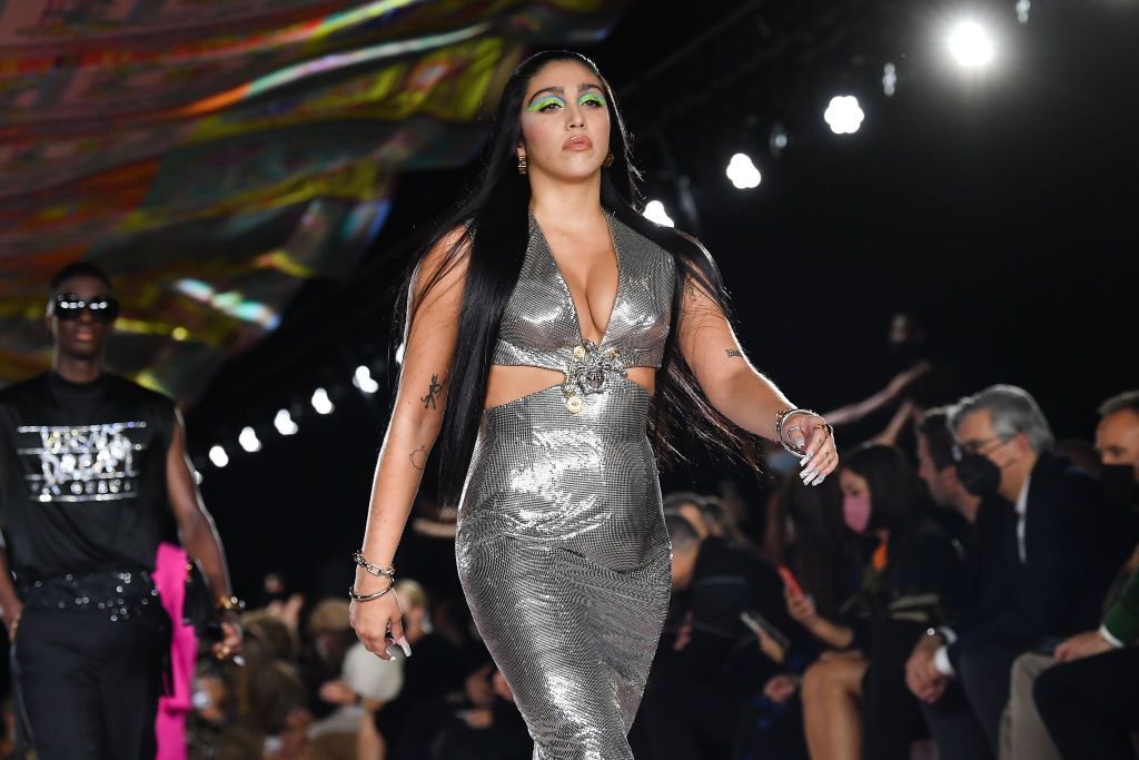 La figlia di Madonna sfila per Versace
