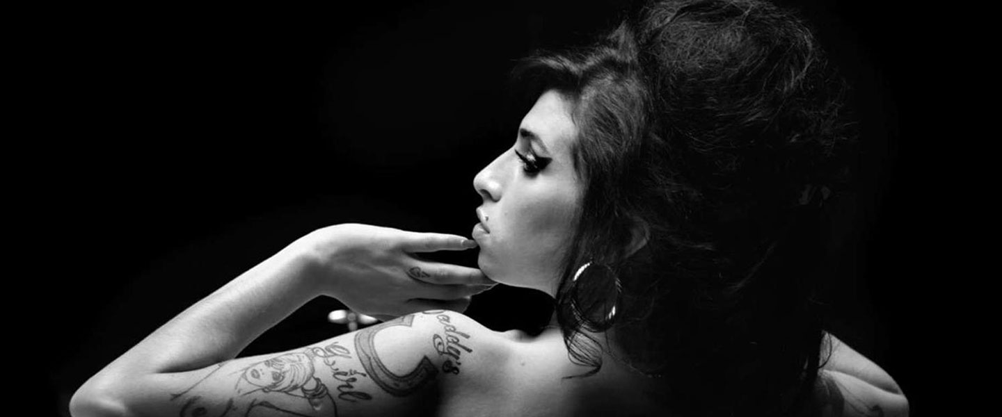 A 10 anni dalla morte, all’asta cimeli di Amy Winehouse. C’è l’abito dell’ultimo devastante concerto
