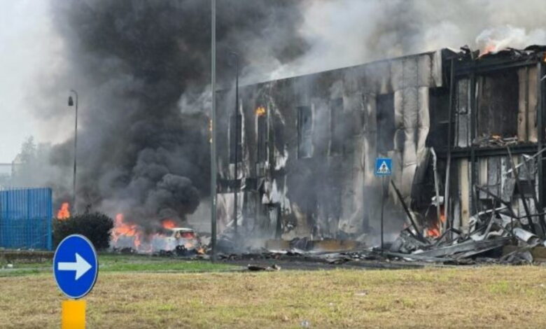 Piccolo aereo precipita sopra una palazzina nel Milanese, morte 8 persone a bordo