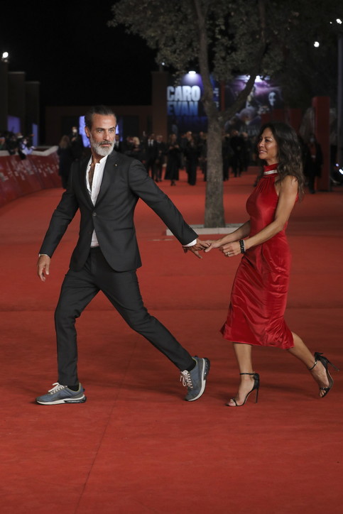 Raz Degan presenta la nuova e misteriosa fidanzata sul red carpet di Roma