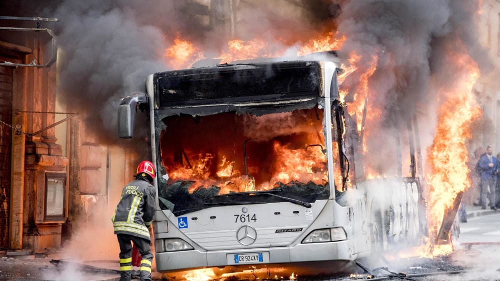 Roma, 30 bus prendono fuoco come torce
