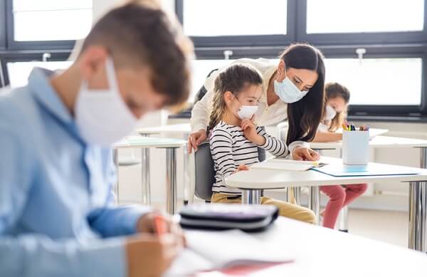 Alunno positivo al covid niente quarantena per tutta la classe: ci saranno i tamponi
