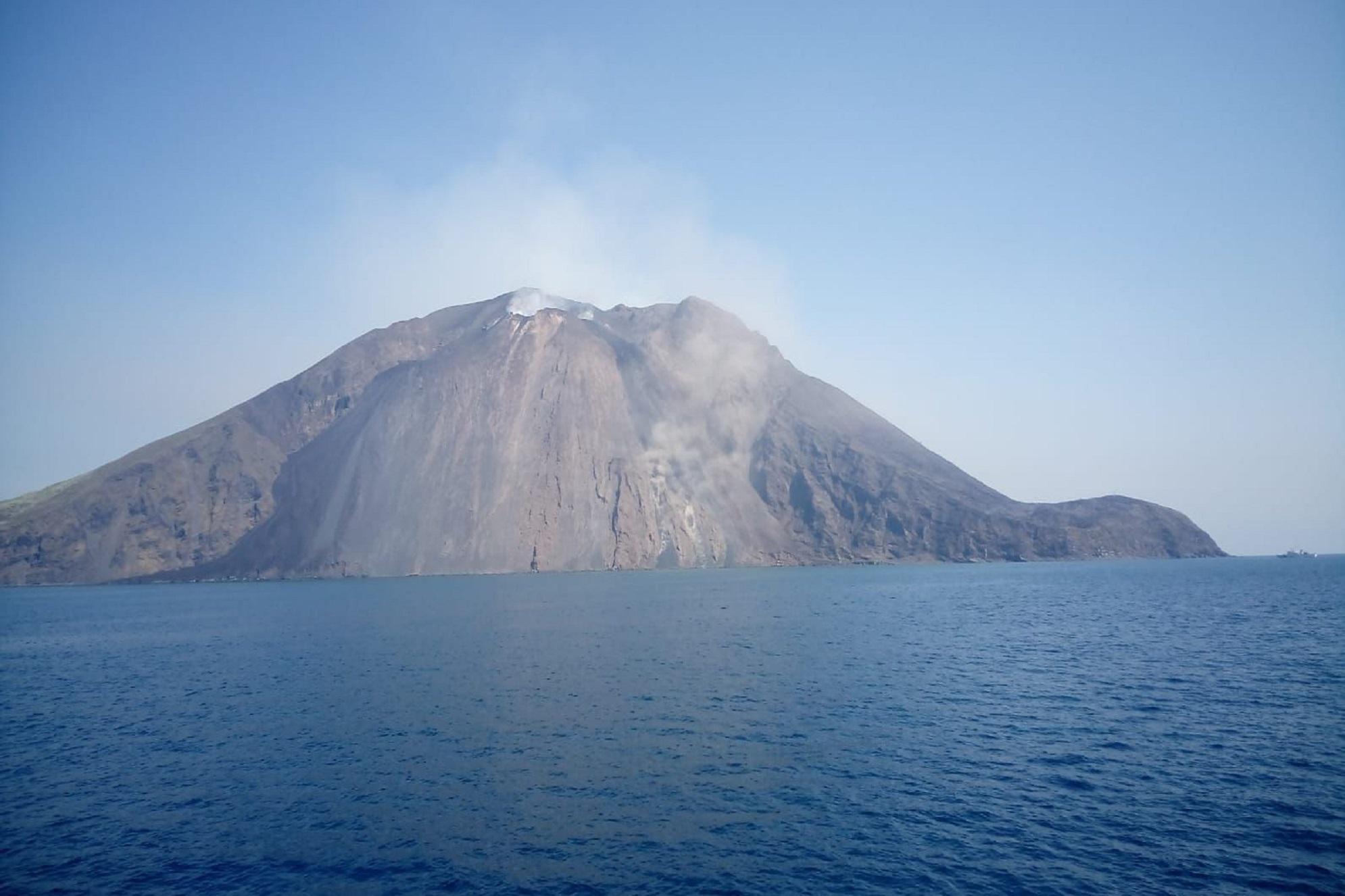 Stromboli, forte esplosione sentita da abitanti e turisti, poi i detriti