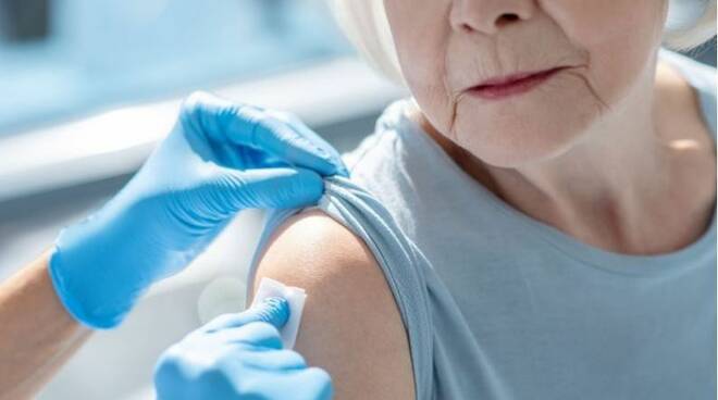 Stretta sul vaccino, terza dose a tutti gli over-60. La circolare del ministero