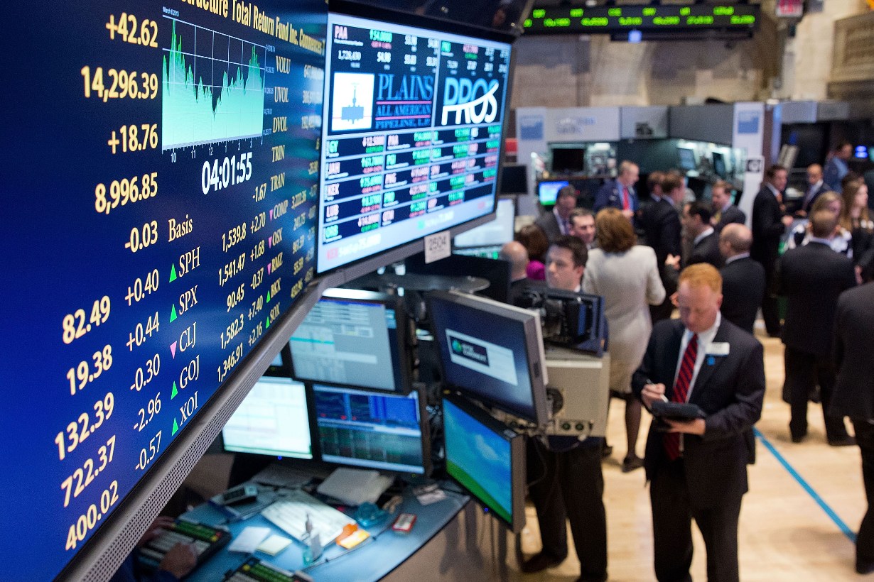 Borsa: nuova variante del virus spaventa i mercati, giù il prezzo del petrolio