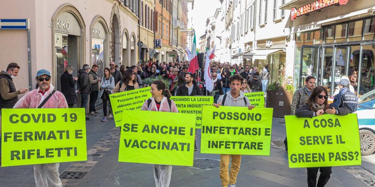 Sibilia: “Da mercoledì vietati tutti i cortei, anche No Green Pass. Sit-in solo distanziati con mascherina”