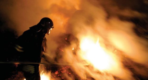 Anziana di 96 anni fuma a letto e scoppia l’incendio, morta per asfissia