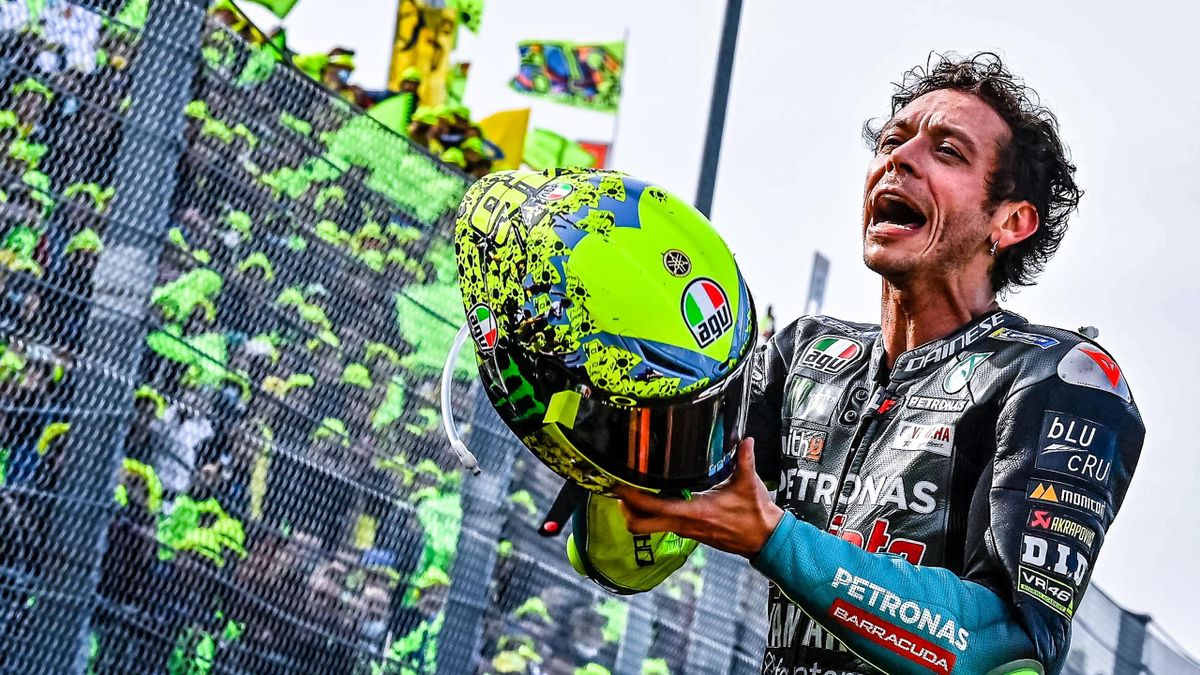 Valentino Rossi, festa ai box per la sua ultima gara e l’abbraccio con la fidanzata
