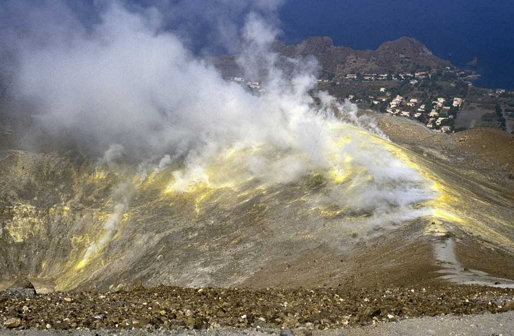 Vulcano, livelli di Co2 troppo alti: inizia l’evacuazione