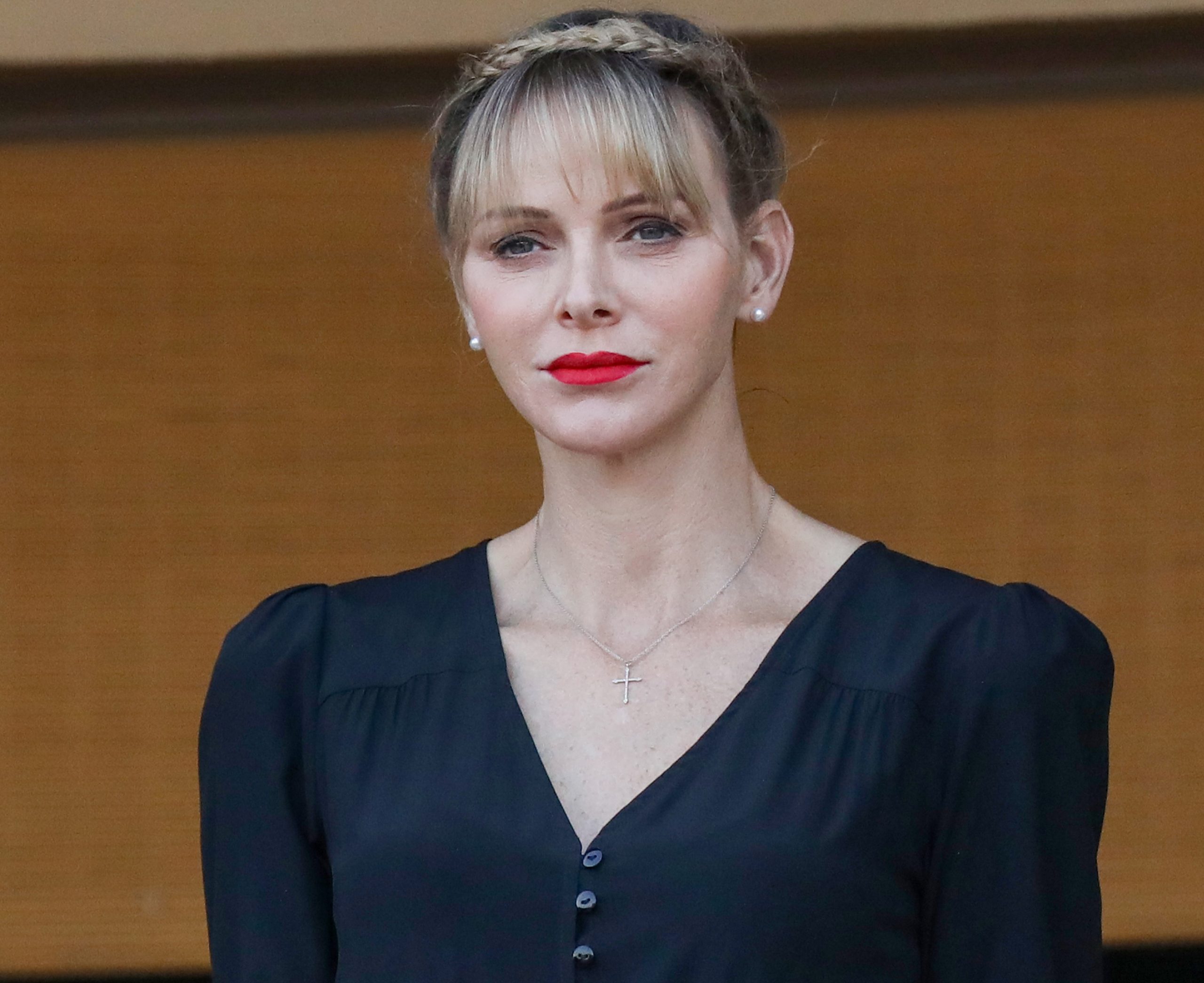 Principessa Charlene di Monaco resta lontana dalla famiglia, ma assicurano: “migliora”