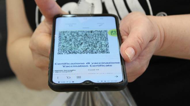 Green pass: oltre 900 multe nel primo giorno di controlli, 2000 sanzionati perché senza mascherina