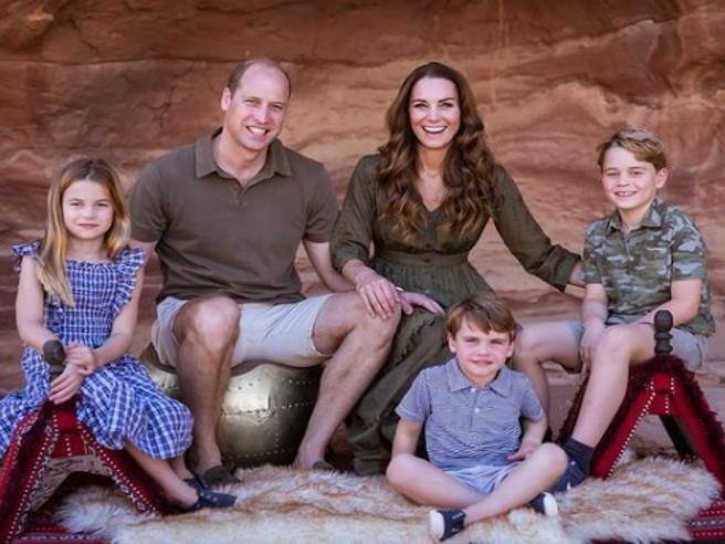 La foto di famiglia per il Natale 2021 dei duchi di Cambridge