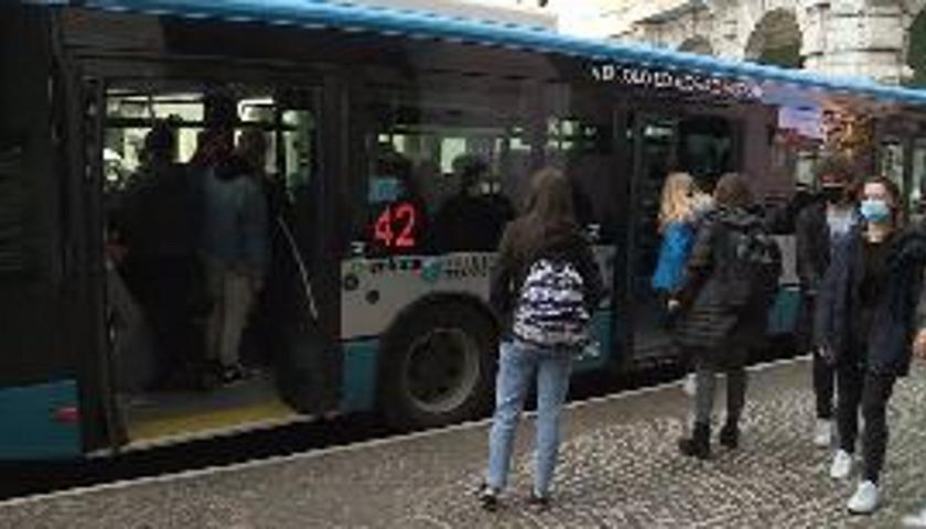 Super green pass: dal 6 dicembre multe da 400 a 1.000 euro. Polizia alle fermate di metro e bus