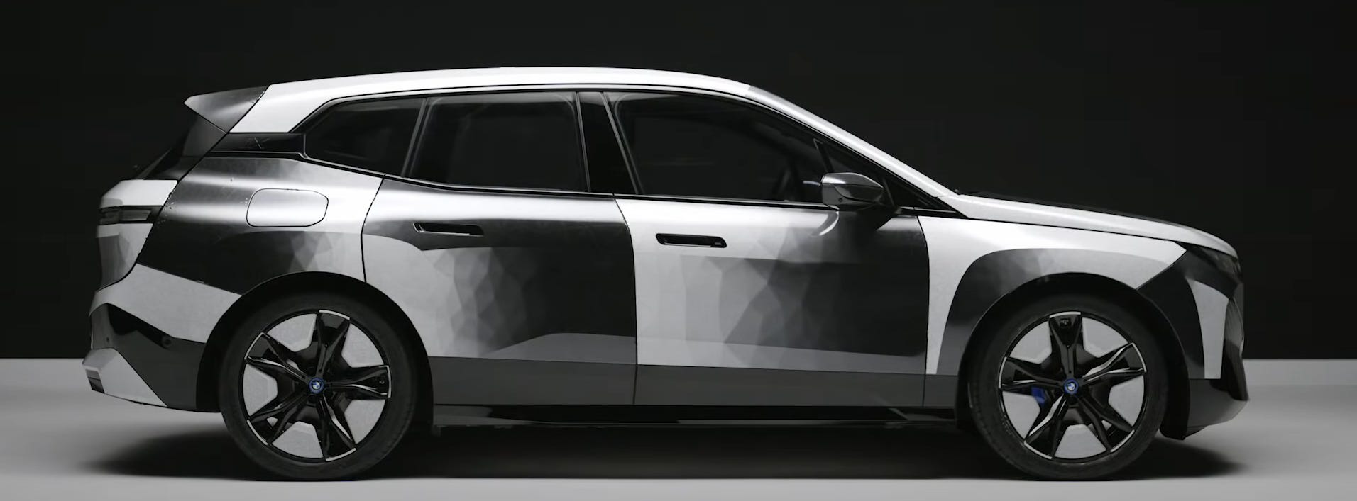 BMW annuncia l’auto che cambia colore