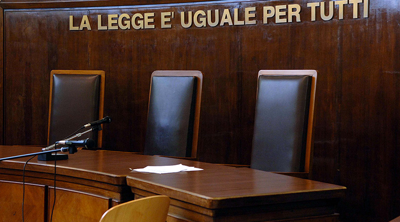Uccise la ex davanti ai figli, niente ergastolo ma per lui solo 24 anni di carcere