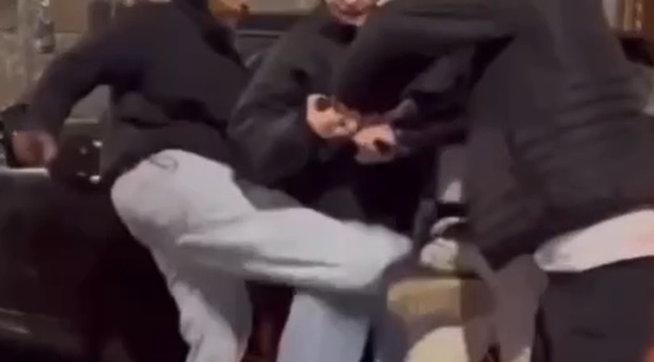 Milano: vigile urbano disarmato e pestato da giovani ai Navigli | Esplosi colpi dalla pistola d’ordinanza