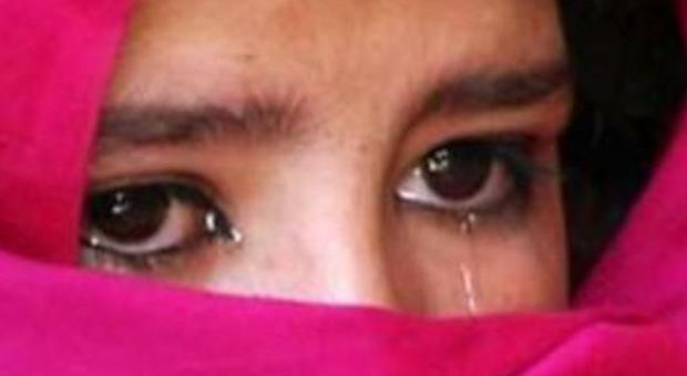 Promessa in sposa a 12 anni, giudice sospende la potestà della madre