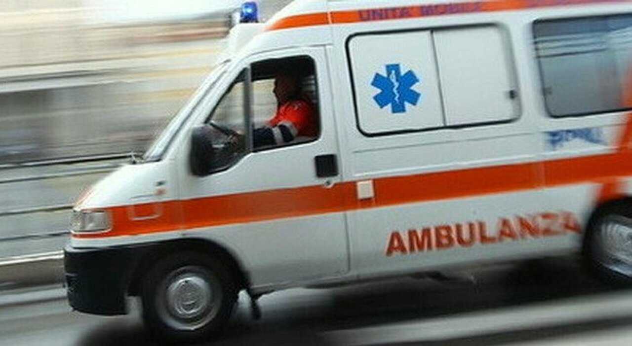 Monno, si ribalta escavatore: operaio morto sul colpo