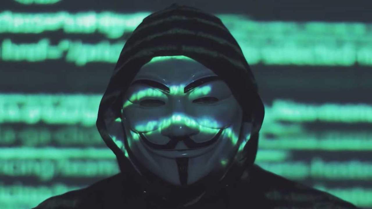 Messaggio di Anonymous ai russi: “Per porre fine al conflitto in Ucraina, rimuovete Putin”