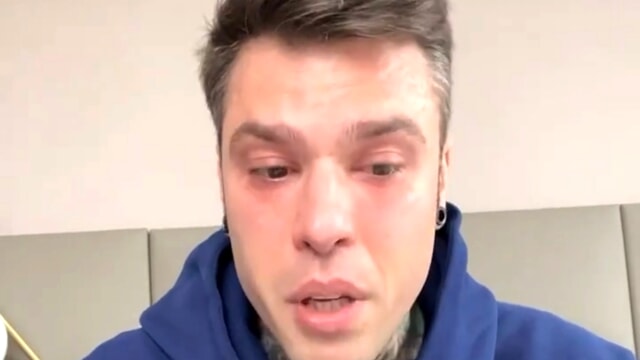 Fedez in lacrime, annuncia “Sono malato, mi aspetta un percorso importante”