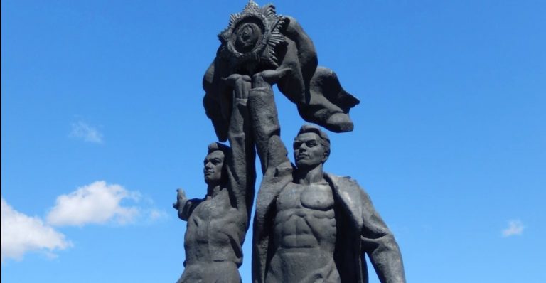 Decapitata a Kiev statua amicizia Ucraina-Russia
