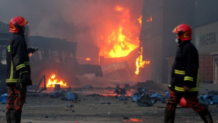 Bangladesh: esplosione in deposito container, oltre 15 morti e 170 feriti