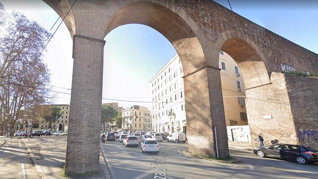 Roma, cede una parte dell’arco di Porta Maggiore