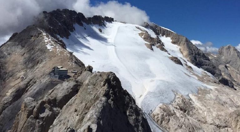 Crollato ampio blocco di ghiaccio sulla Marmolada