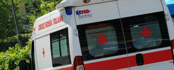In moto finisce contro un albero, un morto e un ferito
