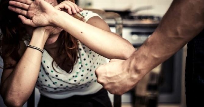Venti anni di botte dal marito, ma la prescrizione li cancella