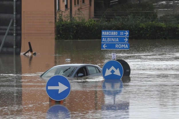 Maltempo: Trombe d’aria e nubifragi in Toscana e al Nord. A Lucca e Carrara anche due morti. Oltre 100 sfollati