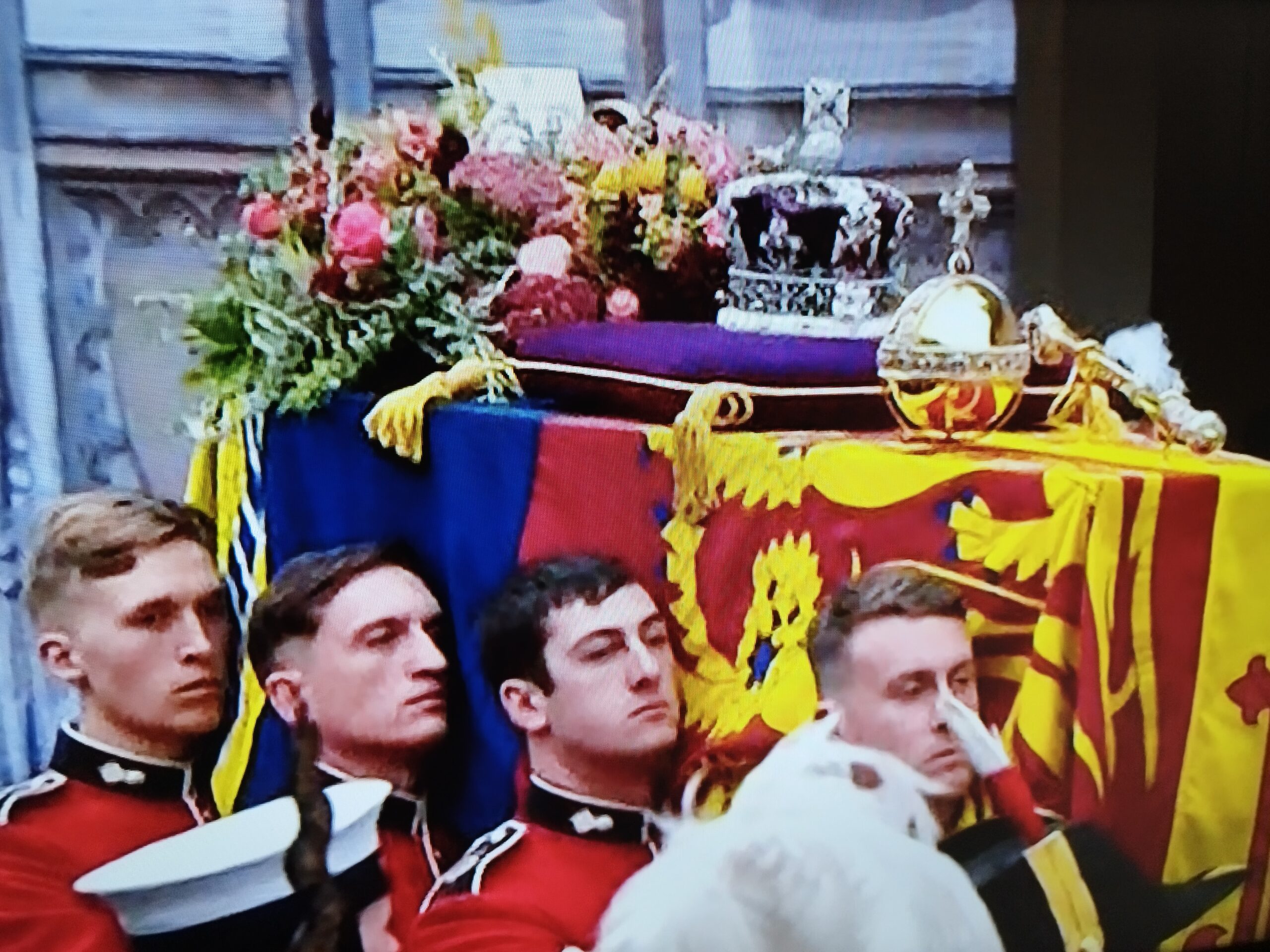 Funerali solenni Regina Elisabetta II, un milione di persone nelle strade, 4 miliardi in tv
