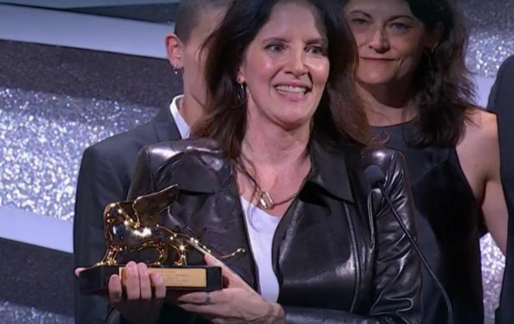 Venezia, Leone d’oro a ‘All The Beauty and the Bloodshed’, d’argento a Guadagnino. Lo speciale della giuria a Panahi