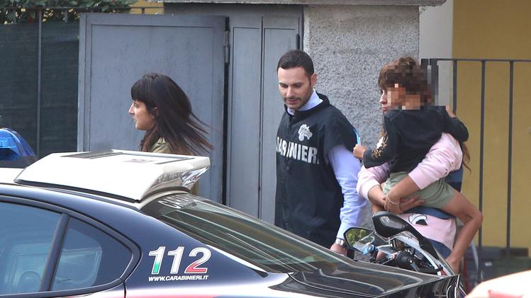 Barricato in casa con figlio, dopo una lunga trattativa apre ai carabinieri