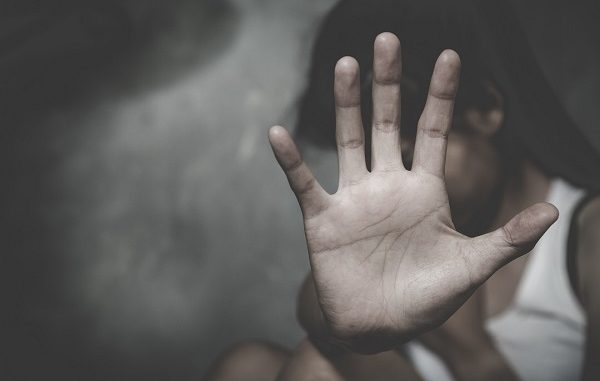 Giovane aggredita a Milano, si indaga per violenza