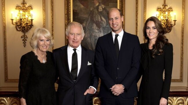 Ecco la prima foto ufficiale di re Carlo, Camilla e i principi di Galles
